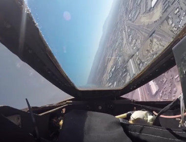 Το F-4 Phantom II σε... εναέρια παράσταση! (βίντεο)